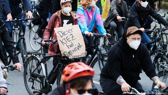 Berlin Grunewald'de kapitalizm karşıtları bisikletlerle protesto gösterisi düzenledi 