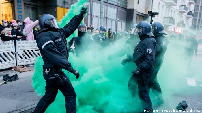 صحنه‌ای از درگیری میان نیروهای پلیس و تجمع‌کنندگان اول ماه مه در برلین