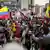 Colombianos nas ruas de Bogotá no quarto dia de manifestações contra a reforma fiscal, que coincidiu com o Dia do Trabalhador