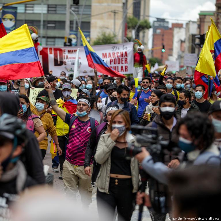 Vídeo de pessoas dentro de sacos plásticos foi feito em protesto na  Colômbia, não no Afeganistão - Internacional - Estado de Minas