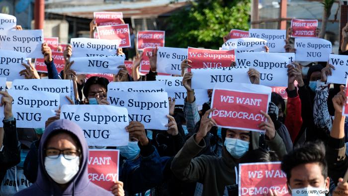 Demonstranten in Taunggyi im Than-Staat drücken ihre Unterstützung für die Gegenregierung (NUG) in Myanmar aus Demonstranten in Taunggyi im Than-Staat drücken ihre Unterstützung für die Gegenregierung (NUG) in Myanmar aus