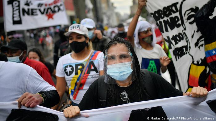 تظاهرات هواداران دولت مادورو در روز اول ماه مه علیه تحریم‌های آمریکا