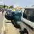Cabinda, Angola | Autofahrer warten auf Kraftstoff