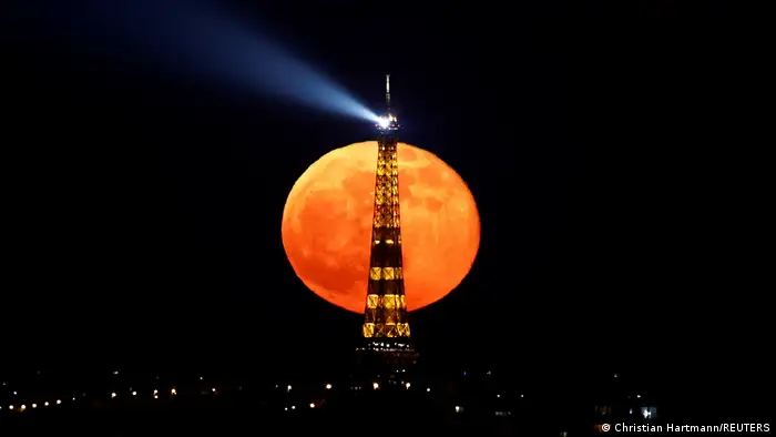 Fröhliche Fotos | Der Mond geht hinter dem Eiffelturm auf