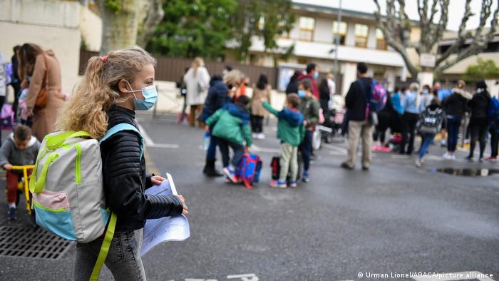 En Francia, las escuelas secundarias reabrieron ahora. Los alumnos de primaria hace tiempo que pueden asistir a clases presenciales.