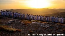 *** Dieses Bild ist fertig zugeschnitten als Social Media Snack (für Facebook, Twitter, Instagram) im Tableau zu finden: Fach „Images“ —> Weltspiegel/Bilder des Tages ***
TOPSHOT - Samaritan worshippers arrive to take part in a Passover ceremony on top of Mount Gerizim, near the northern West Bank city of Nablus, on May 2, 2021. - The Samaritans are a community of a few hundred people living in Israel and in the Nablus area who trace their lineage to the ancient Israelites led by the biblical prophet Moses out of Egypt. (Photo by JAAFAR ASHTIYEH / AFP) (Photo by JAAFAR ASHTIYEH/AFP via Getty Images)