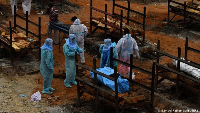 Волонтеры и родственники умерших от коронавируса готовят тела к кремации