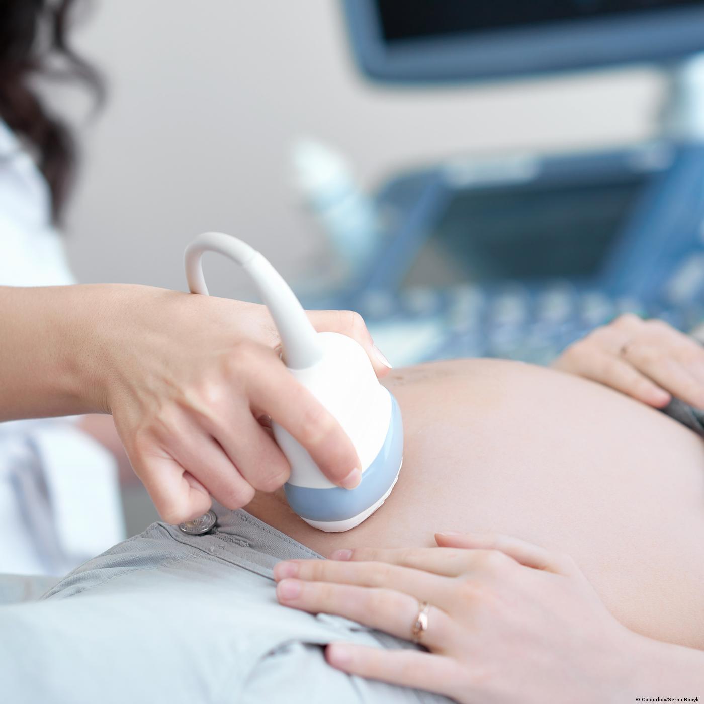 DW Revista: Por que grávidas russas dão à luz no Brasil?