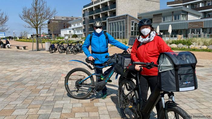 Zwei maskierte Radfahrer vor der Küste Nordfrasiens