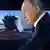 Wladimir Putin vor einer Videoleinwand, die russische Truppenbewegungen an der ukrainischen Grenze zeigt