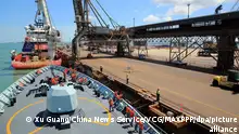 ARCHIV 30/08/2018 - DARWIN, AUSTRALIA - AUGUST 30: China's frigate Huangshan arrives at Port Darwin to attend Exercise Kakadu 2018 on August 30, 2018 in Darwin, Australia. The Chinese People's Liberation Army (PLA) Navy frigate Huangshan arrived at the Darwin Port of northern Australia to attend Exercise Kakadu 2018 on Thursday. Exercise Kakadu 2018, multilateral naval war games, starts on August 31 in Australia. (Photo by Xu Guang/China News Service/VCG) Foto: MAXPPP