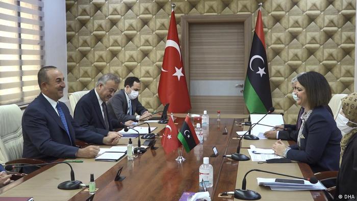 Türkiye Dışişleri Bakanı Mevlüt Çavuşoğlu ve Libya Dışişleri Bakanı Necla Menguş