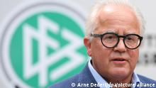 Fritz Keller, Präsident des Deutschen Fußball-Bundes (DFB), nimmt vor der DFB-Zentrale an der Übergabe einer Erklärung zur geforderten Reform des Profigeschäfts durch die Fan-Initiative «Unser Fußball» teil. (zu dpa Die Baustellen des DFB - Kellers nachdenkliche Weihnachtsrede) +++ dpa-Bildfunk +++