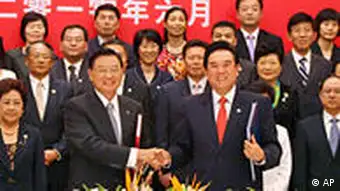 Chen Yunlin, chairman of China's Association for Relations Across the Taiwan Strait (ARATS), front right, shakes hands with his counterpart, Chairman of Taiwan's Straits Exchange Foundation (SEF), Chiang Pin-kung after a signing ceremony in Chongqing, China, Tuesday, June 29, 2010. China and Taiwan signed a tariff-slashing trade pact Tuesday that boosts economic ties and further eases political tensions six decades after the rivals split amid civil war. (AP Photo) ** CHINA OUT **