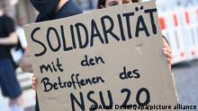 21.07.2020 Ein Demonstrantin hält während einer Kundgebung in der Wiesbadener Innenstadt ein Plakat mit der Aufschrift Solidarität mit den Betroffenen des NSU 2.0. Anlass der Protestaktion war eine Sitzung des Landtags-Innenausschusses zu der Affäre um rechtsextreme Drohschreiben. Bei der Sitzung ging es auch um ein mögliches rechtes Netzwerk bei der hessischen Polizei.