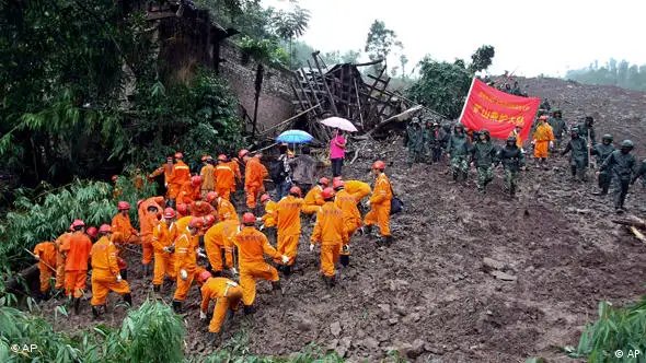 Prime Minister Wen Jiabao has called on rescue workers to make all-out efforts to free people and prevent similar accidents. More than 300 people have died in floods and landslides in the past two weeks in China.