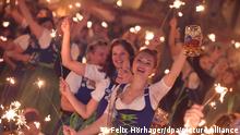 Bedienungen stehen im Hofbräu-Zelt beim traditionellen Kehraus auf den Tischen, halten dabei Wunderkerzen in den Händen und feiern damit das Ende der harten Arbeit auf der Wiesn. Das Oktoberfest endet mit dem heutigen Tag. (zu Oktoberfest-Absage wegen Corona? - Hinweise verdichten sich) +++ dpa-Bildfunk +++