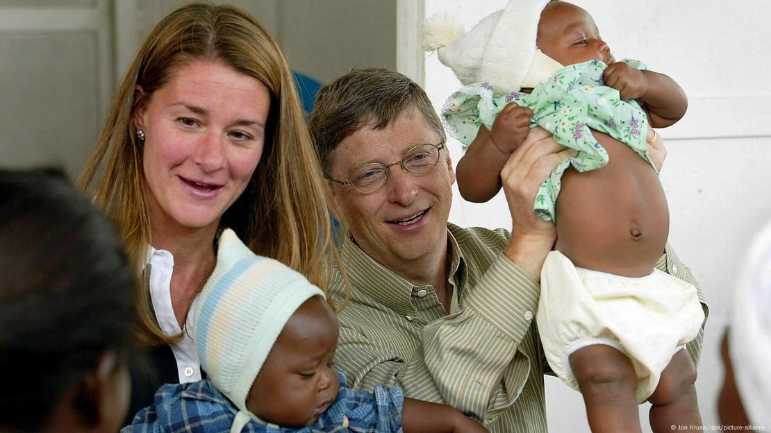 Bill y Melinda Gates se reunían con jóvenes pacientes de malaria en viajes a África, como se ve aquí en un ensayo de vacuna de 2003 en Mozambique