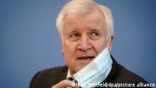 Horst Seehofer (CSU), Bundesminister des Innern, für Bau und Heimat, stellt in der Bundespressekonferenz die Fallzahlen politisch motivierter Kriminalität für das Jahr 2020 vor.