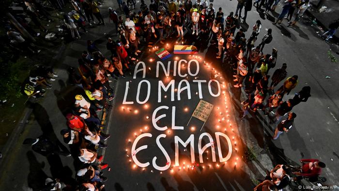 Foto de protestas por la muerte de un joven en Colombia