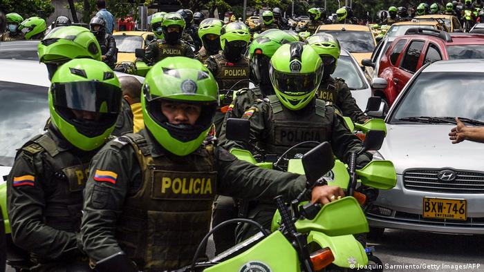 Policía bloquea una calle en Medellín, Colombia. Imagen del 3 de mayo de 2021