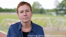 06.05.2019, Düsseldorf, Ute Groth, Vorsitzende des DJK Tusa 06 Düsseldorf, steht am Fußballplatz des Vereins. (zu dpa: «DFB-Bewerberin Groth: Keller-Kandidatur im Hinterzimmer ausgekaspert ») +++ dpa-Bildfunk +++
