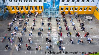 Αποφοίτηση μόνο σε ανοιχτούς χώρους Αποφοίτηση μόνο σε ανοιχτούς χώρους