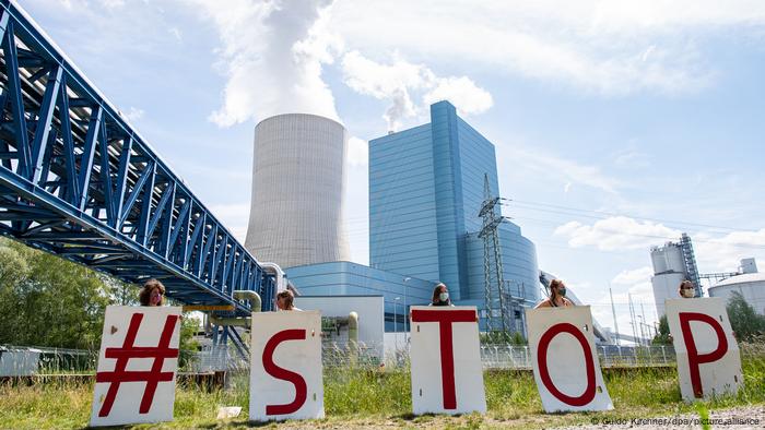 Manifestantes exigiendo el cese de la planta de energía de lignito de Datteln