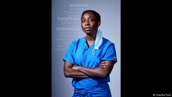 Fotoreihe Faces of Resilience: Notfallmedizinerin Jennifer schaut mit verschränkten Armen in die Kamera