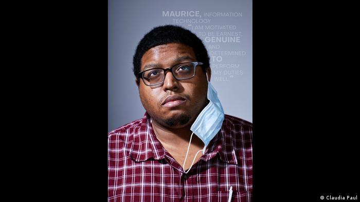 Fotoreihe Faces of Resilience: Maurice, IT-Mitarbeiter, schaut nach schräg oben, sein Mundschutz hängt von einem Ohr herunter