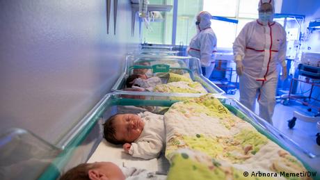 Nordmazedonien Babypflege während die Coronavirus-Pandemie