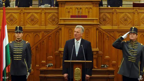 Ungarns neuer Präsident Pal Schmitt steht nach seiner Wahl am Rednerpult im ungarischen Parlament (Foto: AP)