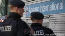 10.04.2019, Nordrhein-Westfalen, Düsseldorf: Polizeibeamte stehen vor dem Gebäude der Ansaar International in Düsseldorf. Die Polizei geht am Mittwoch mit Razzien in neun Bundesländern gegen Einrichtungen eines bundesweiten islamischen Netzwerkes vor. Foto: Martin Gerten/dpa
