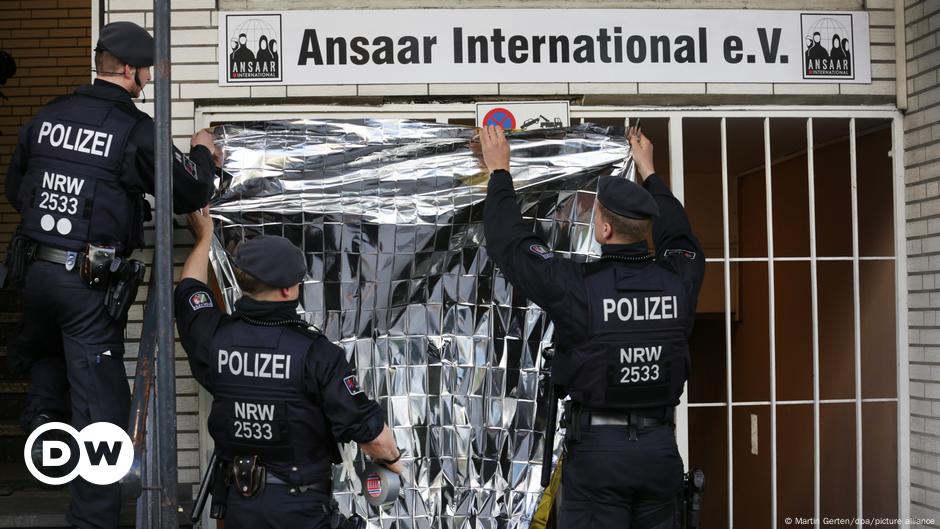 Germany outlaws Islamist organization Ansaar International | News | DW |  05.05.2021