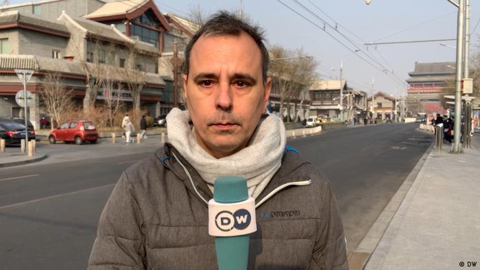 Mathias Bölinger reporting to camera on a street in Beijing