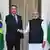 O presidente brasileiro, Jair Bolsonaro, e o primeiro-ministro indiano, Narendra Modi, apertam as mãos em foto de 25 de janeiro de 2020