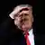 Der scheidende US-Präsident Donald Trump schirmt mit der Hand seine Augen ab (Archivbild)