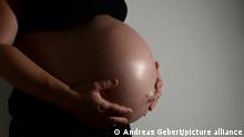 Eine im neunten Monat schwangere Frau, aufgenommen am 08.09.2014 in Muenchen (Bayern). Foto: Andreas Gebert/dpa