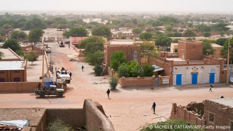 Des soldats de la Minusma devant une mosquée de Tombouctou