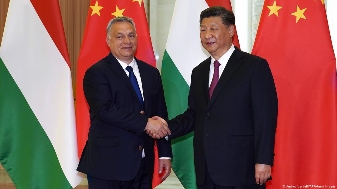Viktor Orban e Xi Jinping se cumprimentando 