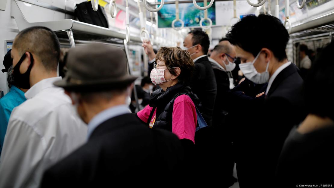 Metroda seyahat eden orta yaşlı ve genç Japonlar Metroda seyahat eden orta yaşlı ve genç Japonlar