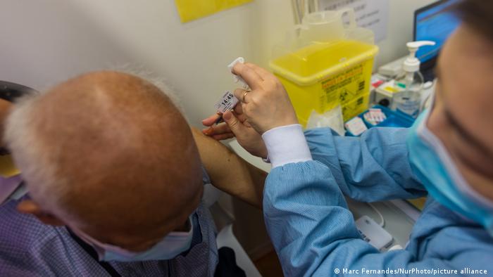 民众在香港施打复必泰疫苗（资料画面）