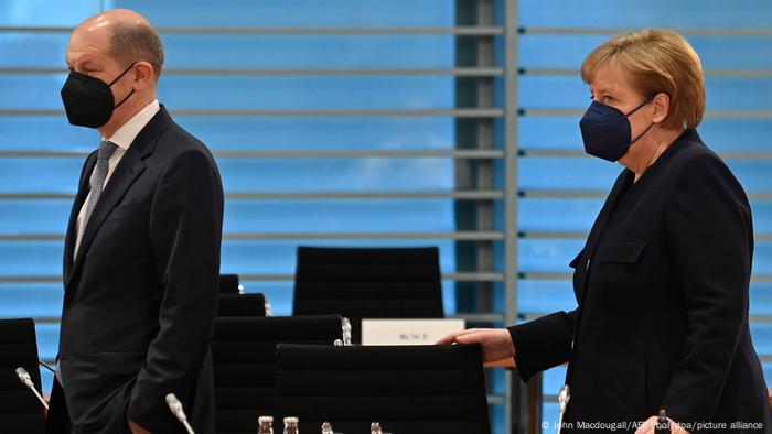 Scholz Merkel hükümetinde başbakan yardımcısı ve maliye bakanı olarak yapıyor.