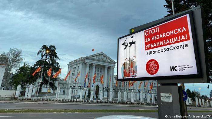 Nordmazedonien I Plakatwand gegen illegale Verstädterung vor dem Regierungsgebäude in Skopje