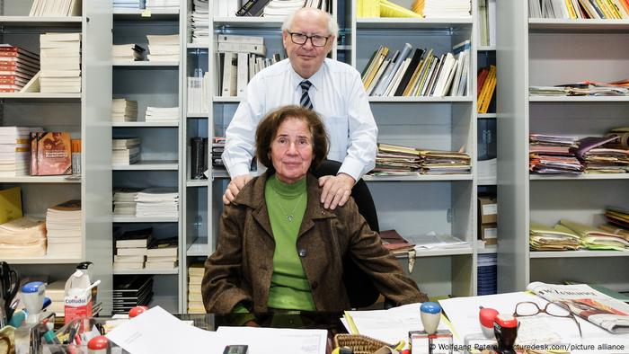 Der Jurist und die Journalistin Serge und Beate Klarsfeld in ihrem Büro in Paris am 21. Oktober 2015