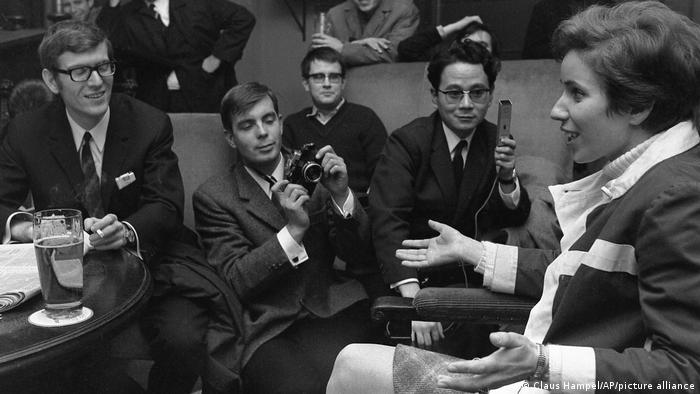 Beate Klarsfeld bei einer Pressekonferenz am Abend des 7. November 1968 in West-Berlin vor Journalisten