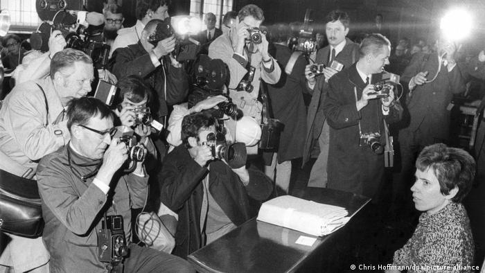 Beate Klarsfeld am 16.04.1969 im Landgericht in West-Berlin zu Beginn der Berufungsverhandlung gegen das Urteil vom 07.11.1968 vor Fotografen.