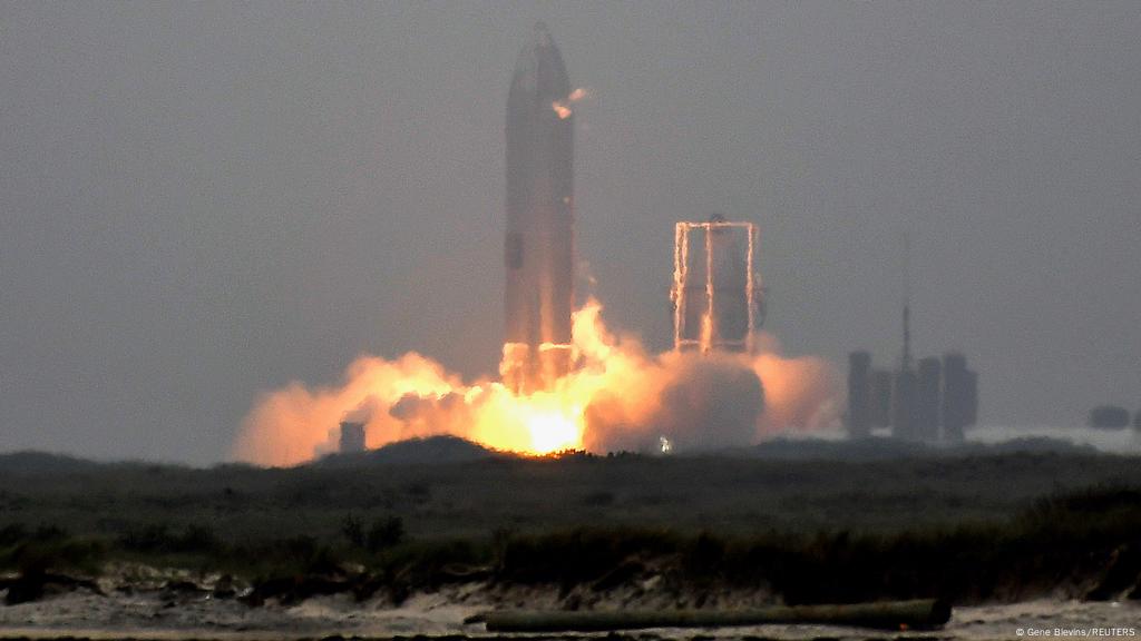 SpaceX successfully lands Starship rocket after four failed attempts | News  | DW | 06.05.2021