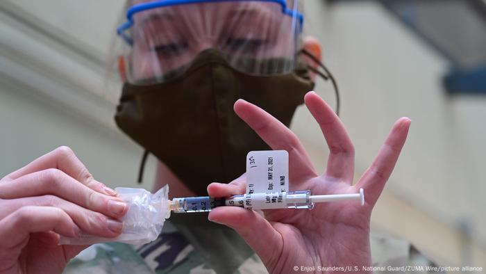 Poucas companhias do mundo estão aptas a produzir imunizantes seguros em larga escala, diz especialista coreano