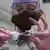 Медпрацівниця тримає шприц із вакциною від коронавірусу 